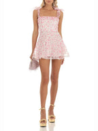 Robe courte A-ligne en polyester, ornée de dentelle délicate et de nœuds aux épaules, idéale pour une soirée d'été.