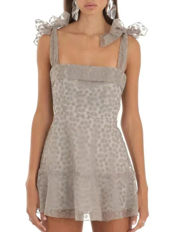 Robe courte A-ligne en polyester avec détails en dentelle et nœuds aux épaules, parfaite pour les soirées d'été.