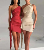 Robe courte asymétrique drapée une épaule, en tissu fluide, allie élégance moderne et confort pour les soirées.