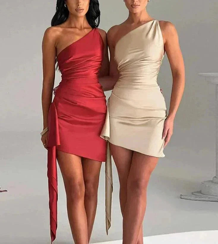 Robe courte asymétrique drapée une épaule, en tissu fluide, allie élégance moderne et confort pour les soirées.