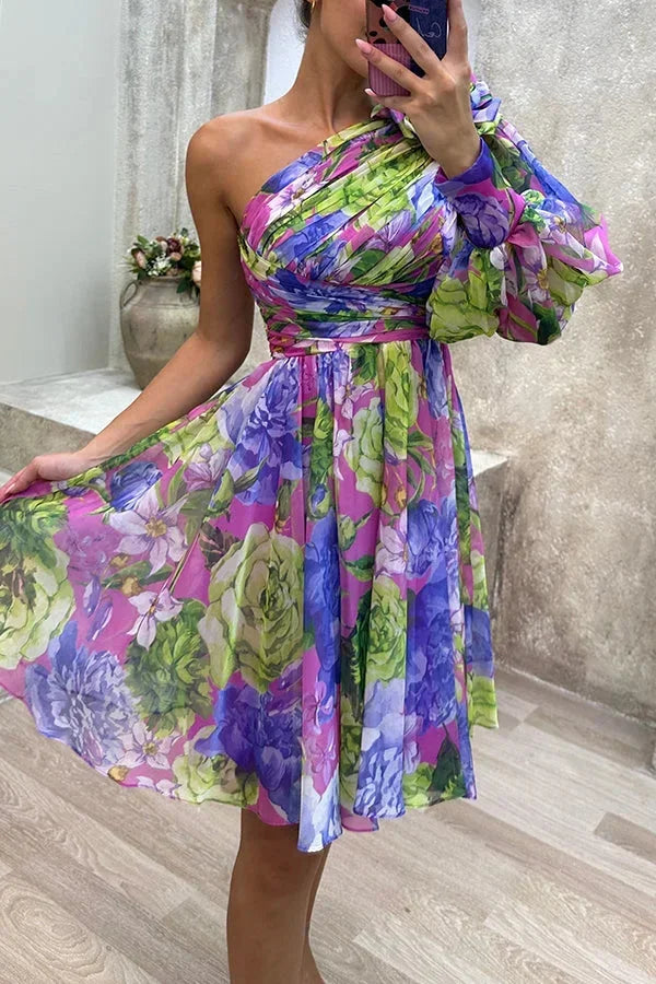 Robe courte asymétrique à une manche, en coton léger, avec imprimé floral coloré, idéale pour des soirées printanières.
