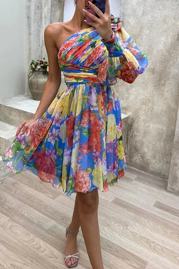 Robe courte asymétrique à une manche, en tissu léger avec motifs floraux, idéale pour les soirées printanières.