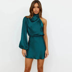 Robe asymétrique en satin, drapée avec col haut, manches longues, idéale pour soirées élégantes.