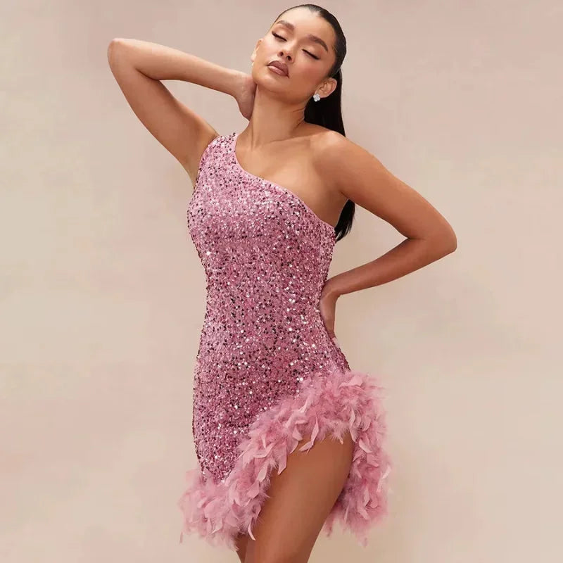 Robe courte asymétrique en sequins avec plumes, idéale pour soirées clubbing, avec un design élégant et des détails…
