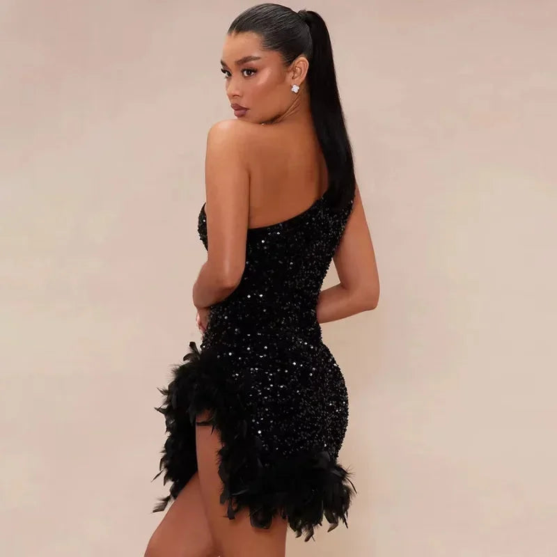 Robe courte asymétrique en sequins avec plumes, idéale pour les soirées, présente un design élégant et moderne.