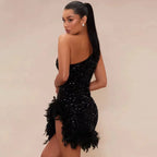 Robe courte asymétrique en sequins avec plumes, idéale pour les soirées, présente un design élégant et moderne.