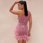 Robe courte asymétrique en sequins avec plumes, légère et élégante, idéale pour soirées clubbing et occasions spéciales.
