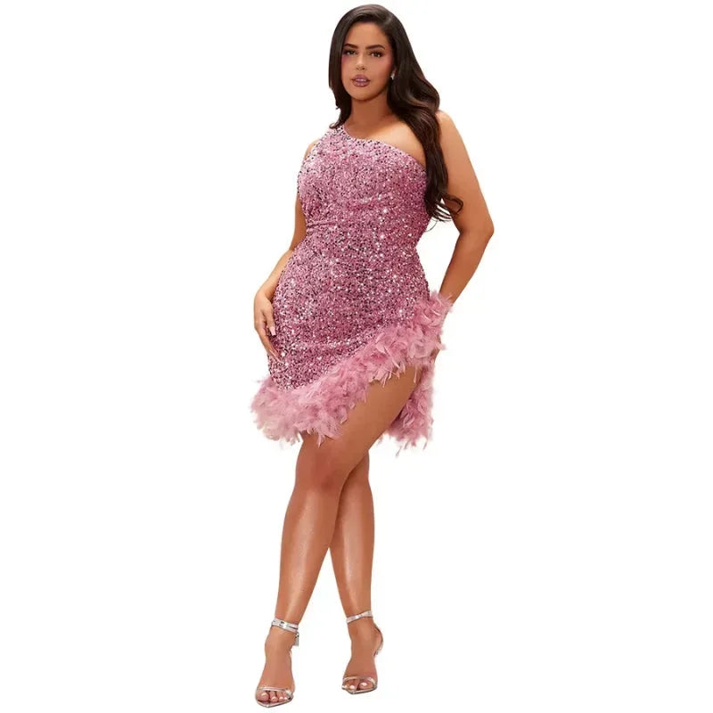 Robe courte asymétrique en sequins avec plumes, parfaite pour les soirées, à la coupe audacieuse et aux détails scintillants.