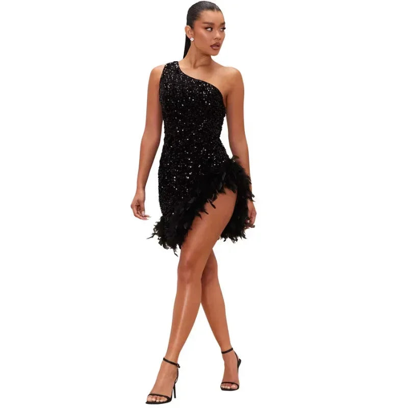 Robe courte asymétrique en sequins avec plumes, parfaite pour les soirées, offrant un style audacieux et tendance.