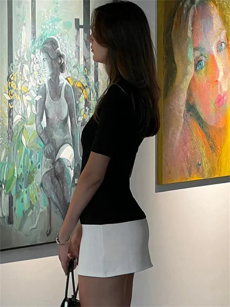 Robe courte bicolore en coton avec col roulé bleu marine et blanc, manches courtes, parfaite pour un style décontracté.