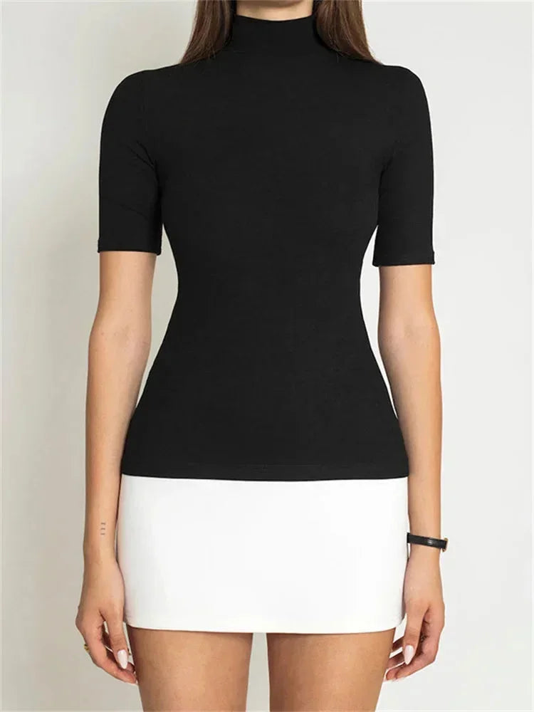 Robe courte bicolore en coton, col roulé bleu marine et blanc, manches courtes, coupe moderne et confortable.