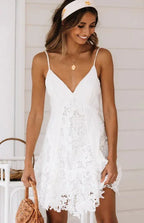 Robe courte blanche en dentelle avec col V et bretelles fines, idéale pour l’été, coupe légère et aérée.