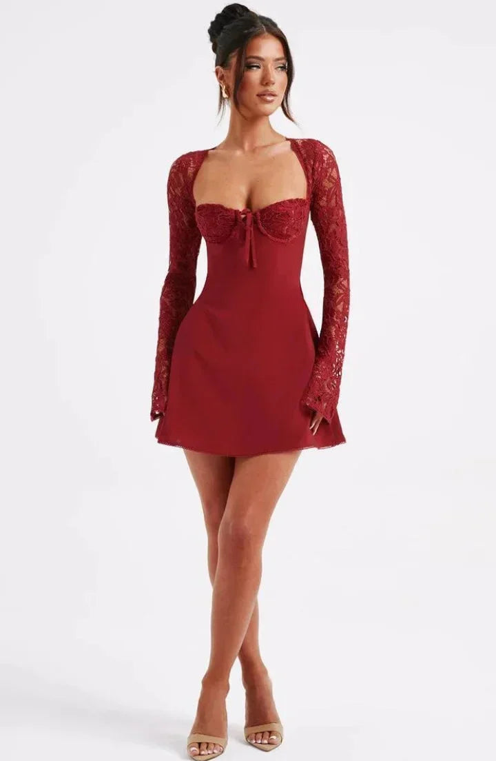 Robe courte blanche en dentelle, manches longues, dos nu, coupe ajustée, idéale pour soirées cocktail.