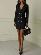 Robe courte blazer noir et blanc avec manches longues et double boutonnage, en tissu léger et chic pour soirées élégantes.