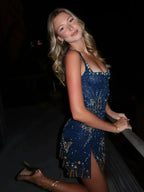 Robe courte bleue à motifs célestes dorés, bretelles fines, découpe évasée et scintillante, idéale pour les soirées.