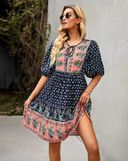 Robe courte bohème à imprimé coloré, col V, manches courtes élastiquées, parfaite pour les journées d'été à la plage.
