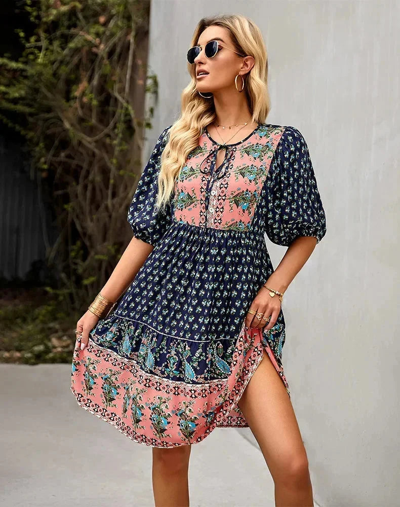 Robe courte bohème à imprimé coloré, col V, manches courtes élastiquées, parfaite pour les journées d'été à la plage.