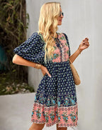 Robe courte bohème multicolore avec col V et manches courtes élastiquées, parfaite pour les journées d'été à la plage.