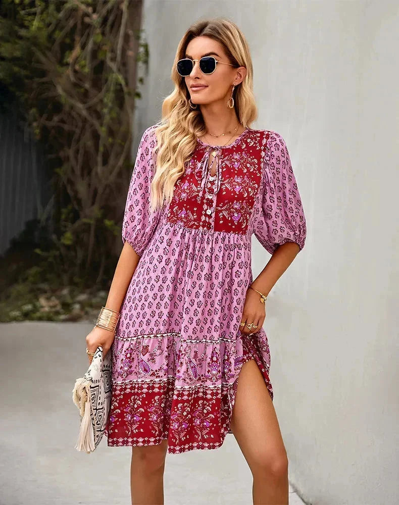 Robe courte bohème à col V, manches courtes élastiquées, en coton léger, imprimée multicolore, idéale pour l'été à la plage.