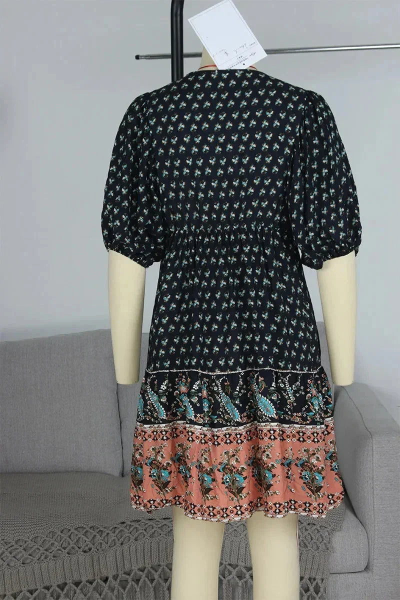 Robe courte bohème multicolore, col V, manches courtes élastiquées, idéale pour l'été et la plage. Tissu léger et imprimé…