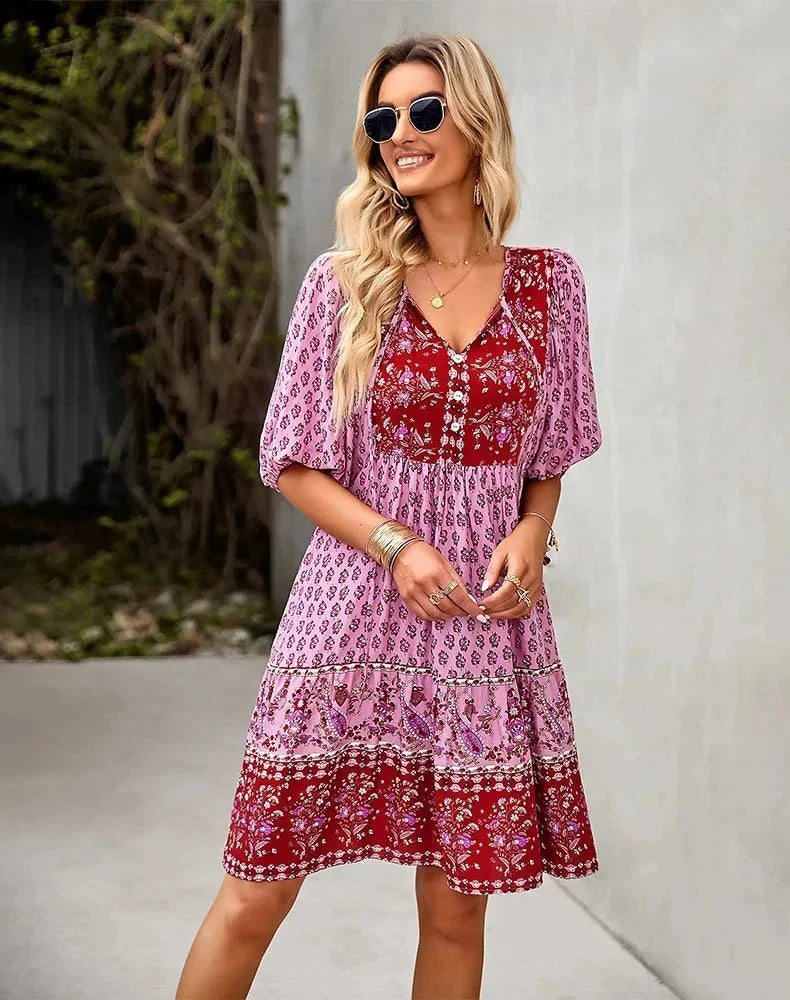 Robe courte bohème multicolore avec col V, manches courtes élastiquées, idéale pour des journées d'été à la plage.