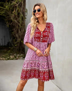 Robe courte bohème multicolore avec col V, manches courtes élastiquées, idéale pour des journées d'été à la plage.