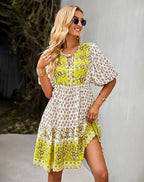 Robe courte bohème à motifs, col V, manches courtes élastiquées, légère et confortable, idéale pour l'été en bord de mer.