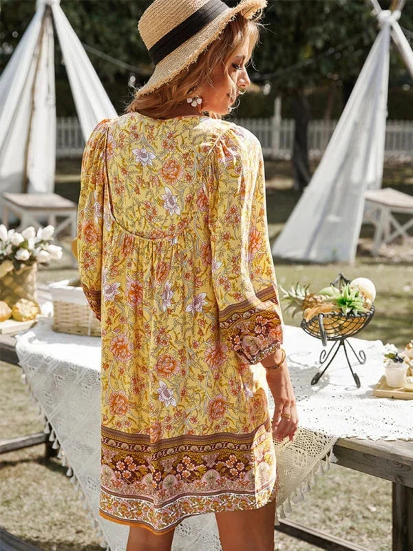 Robe courte bohème à imprimé floral, manches 3/4 et col V, idéale pour l'été à la plage, en coton léger et respirant.
