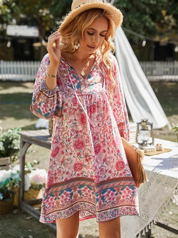 Robe courte bohème à fleurs, manches 3/4, col V, légère, idéale pour des journées d'été à la plage.