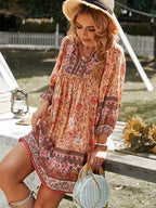 Robe courte bohème à fleurs, manches 3/4, col V, en coton léger, parfaite pour les journées d'été à la plage.