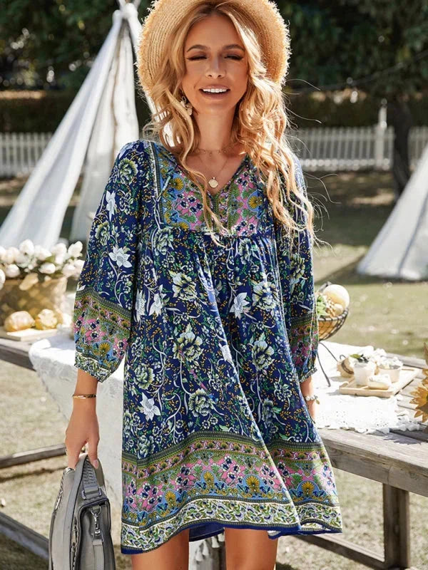 Robe courte bohème à fleurs, manches 3/4, col V, tissu léger parfait pour l'été et les journées à la plage.