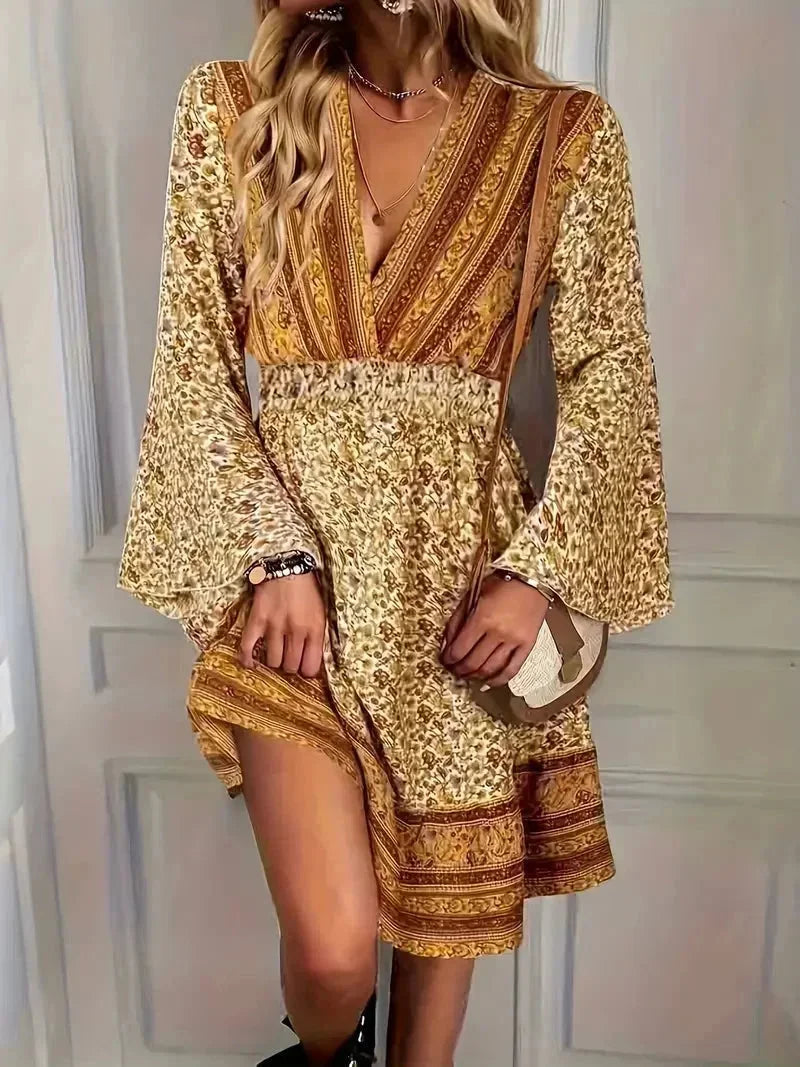 Robe boho mini en tissu fluide, imprimée dorée, avec manches cloche et décolleté plongeant, idéale pour grandes tailles.