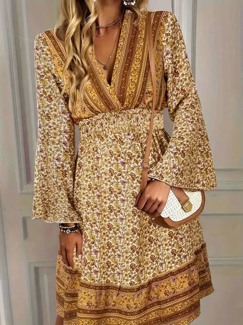 Robe courte boho dorée avec manches cloche fluides et décolleté plongeant, conçue pour grandes tailles en matière légère.