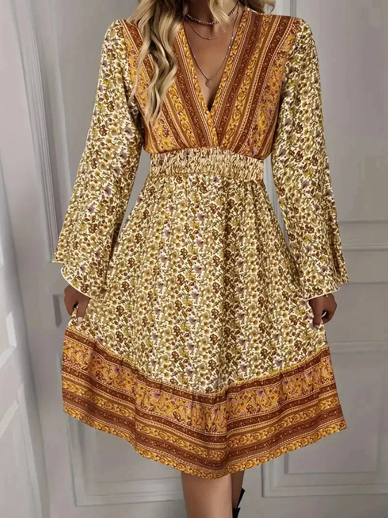 Robe courte boho en tissu léger avec imprimé doré, manches cloche, décolleté plongeant et coupe fluide pour grandes tailles.