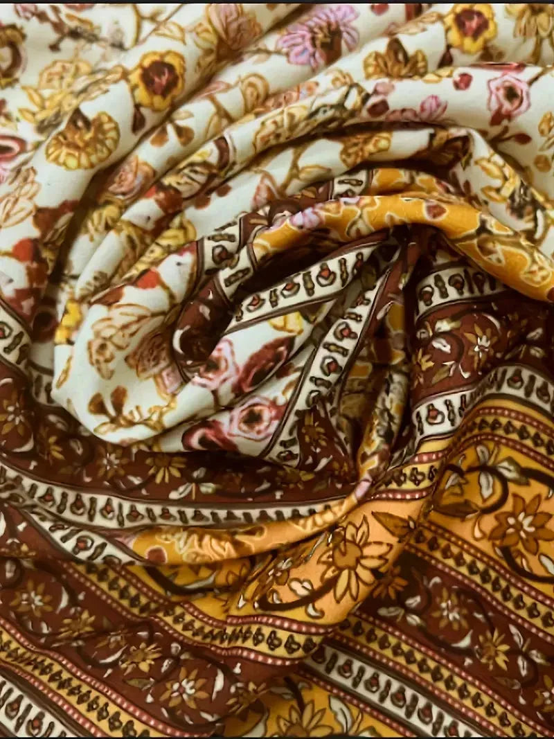 Robe courte boho en tissu fluide avec imprimé doré, manches cloche et décolleté plongeant, conçue pour grandes tailles.