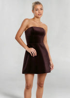 Robe courte bordeaux en satin avec bustier, idéale pour soirées cocktail, élégante et confortable, avec coupe ajustée.