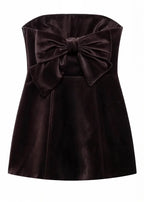 Robe courte bordeaux en satin, design bustier et style élégant pour soirées et cocktails.
