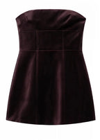 Robe courte bordeaux en satin, bustier ajusté, avec une coupe élégante idéale pour les soirées et cocktails.