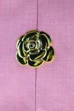 Robe courte col halter avec boutons dorés, tissu ajusté et style élégant, idéale pour des soirées.