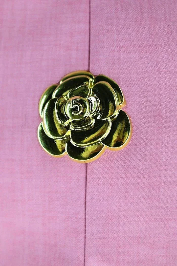 Robe courte col halter avec boutons dorés, tissu ajusté et style élégant, idéale pour des soirées.