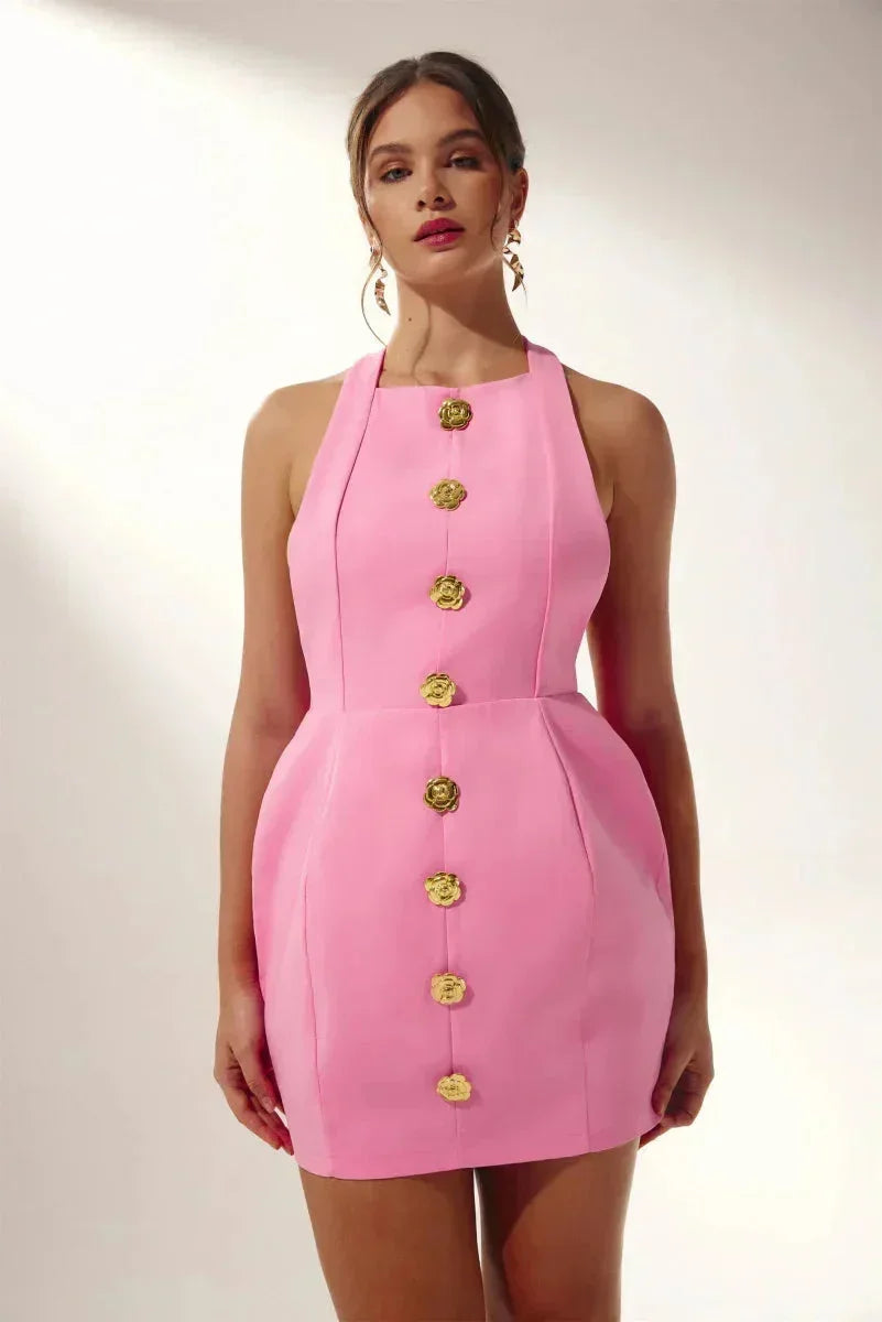 Robe courte col halter en tissu ajusté avec boutons dorés, parfaite pour des soirées élégantes.