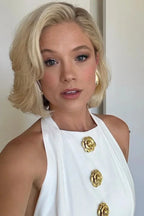 Robe courte ajustée avec col halter, boutons dorés et tissu extensible, idéale pour les soirées élégantes.