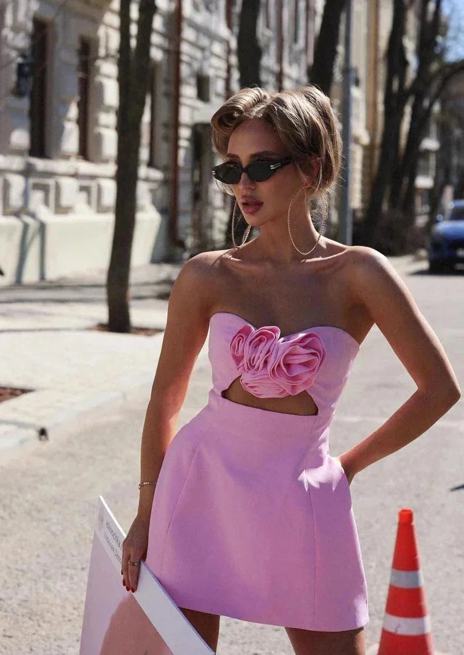 Robe courte bustier en tissu léger avec motif floral en relief, idéale pour les soirées et cocktails.