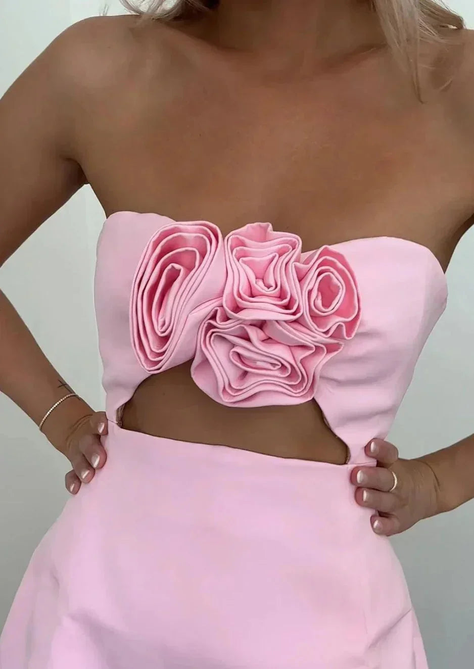 Robe courte bustier en tissu léger avec motif floral en relief, idéale pour les soirées et cocktails.
