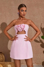 Robe courte bustier à motifs floraux en relief, en tissu léger, idéale pour soirées ou cocktails, avec une coupe ajustée.