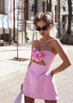 Robe courte bustier en polyester avec motif floral en relief, parfaite pour soirées et cocktails, élégante et féminine.