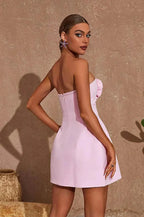 Robe courte bustier en tissu léger, avec motif floral en relief, idéale pour soirées et cocktails. Modèle ajusté et féminin.