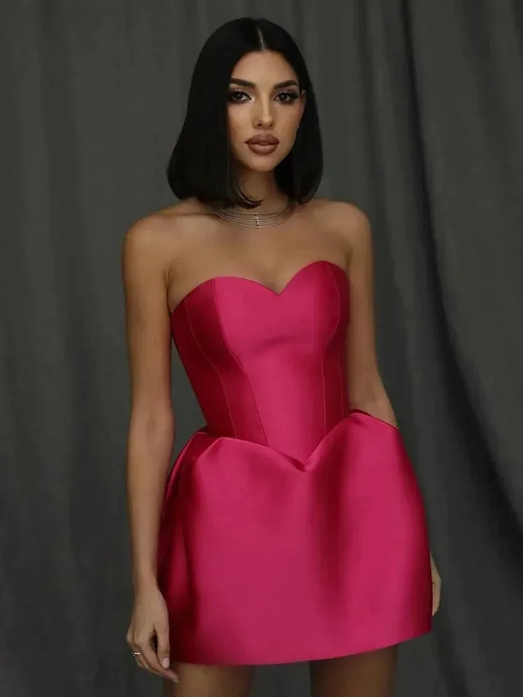 Robe courte bustier en satin, jupe ballon évasée, idéale pour cocktail, avec un décolleté élégant et bretelles ajustables.