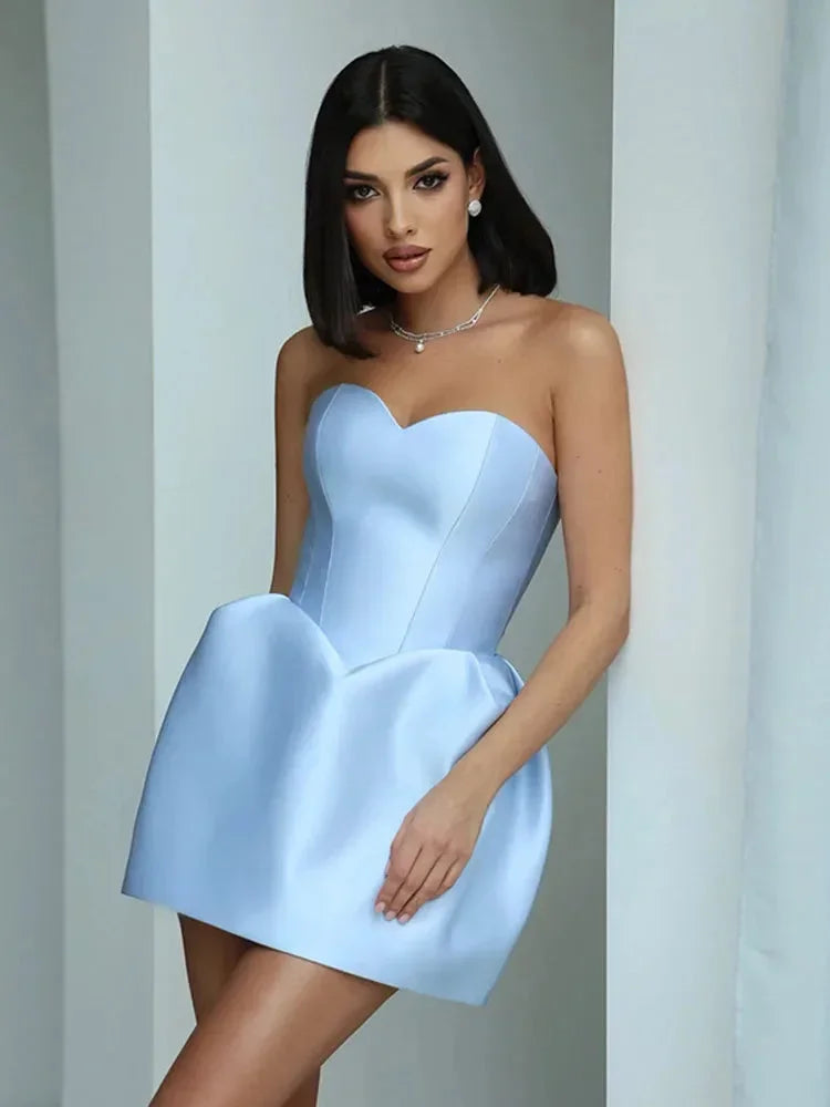 Robe courte bustier satinée avec jupe ballon, parfaite pour les soirées cocktail, en tissu satiné doux et brillant.