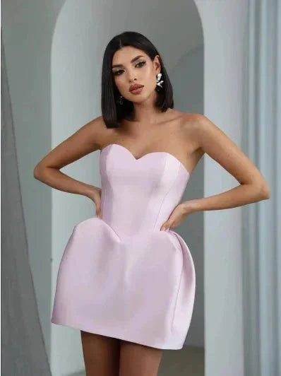 Robe courte bustier en satin, avec jupe ballon et détails élégants, parfaite pour les soirées cocktail.